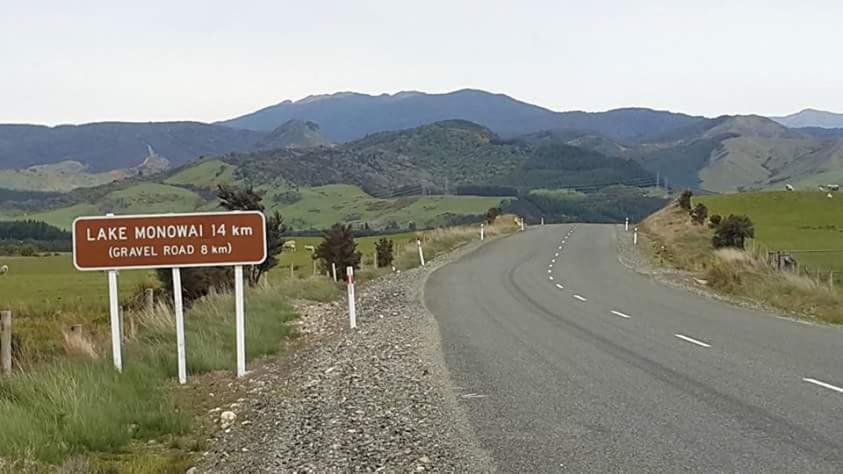 Monowai Mountains Edge Cabins מראה חיצוני תמונה